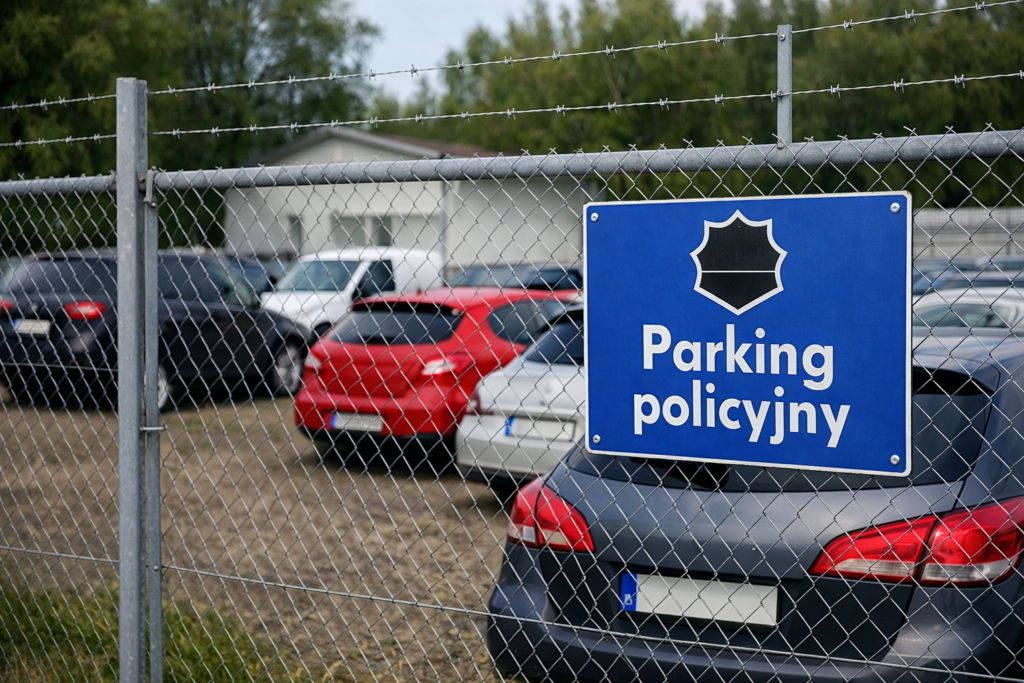 Policyjny parking z zabezpieczonymi samochodami po konfiskacie pojazdu za jazdę po alkoholu — nietrzeźwi kierowcy w Polsce